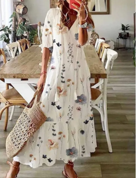 Damekjole i Boho-stil med V-udskæring, print, kvaster og mellemlange ærmer