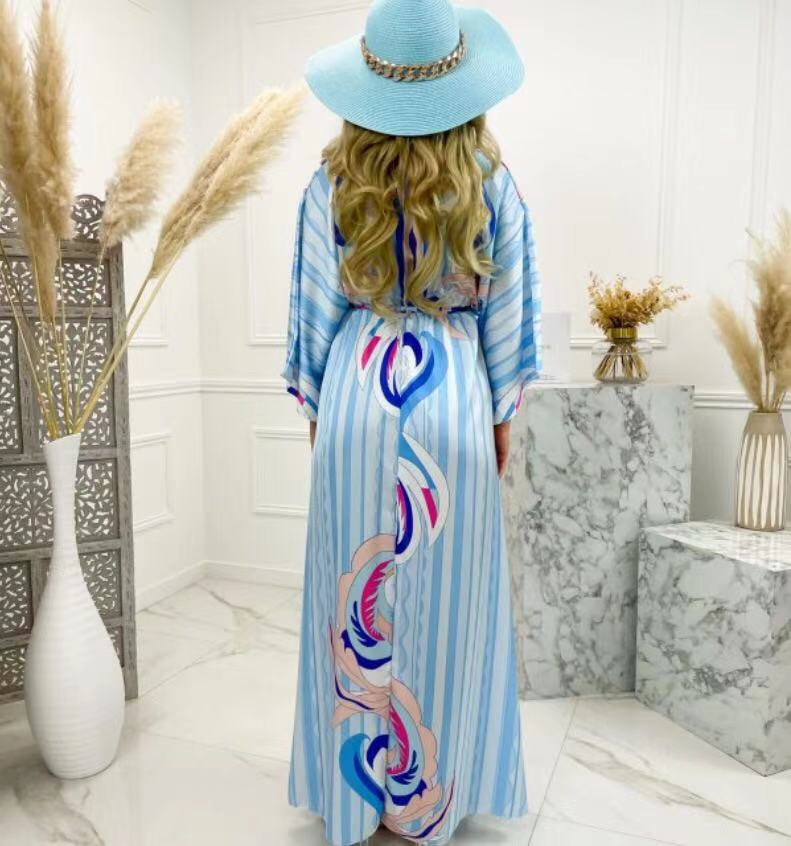 Lang kjole med V-hals, korte ærmer og print til kvinder
