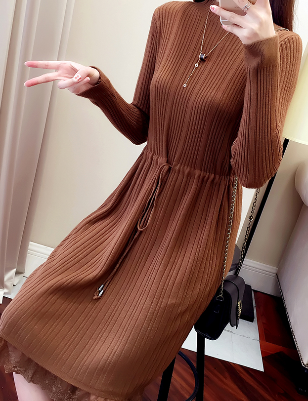 Strikket Sweater Kjole med Flæser og Sløjfe – Sort, Karamel, Mørk Kaffe og Khaki