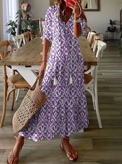 Damekjole i Boho-stil med V-udskæring, print, kvaster og mellemlange ærmer