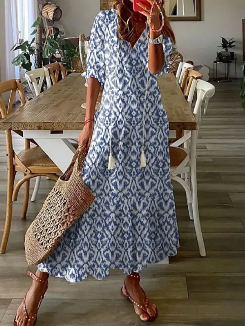 Damekjole i Boho-stil med V-udskæring, print, kvaster og mellemlange ærmer