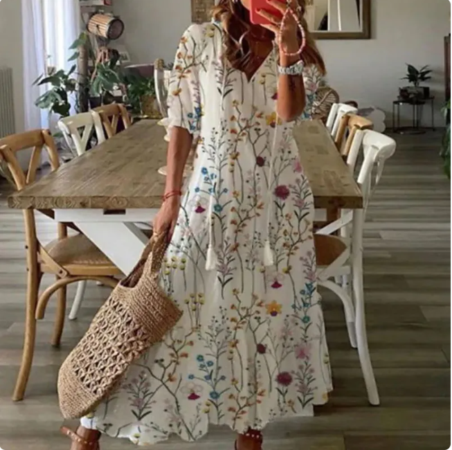 Damekjole i Boho-stil med V-udskæring, print, kvaster og mellemlange ærmer