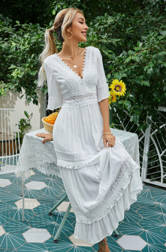 Elegant lang kjole med dyb V-hals og blondedetaljer