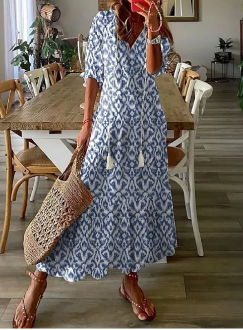 Damekjole i Boho-stil med V-udskæring, print, kvaster og mellemlange ærmer