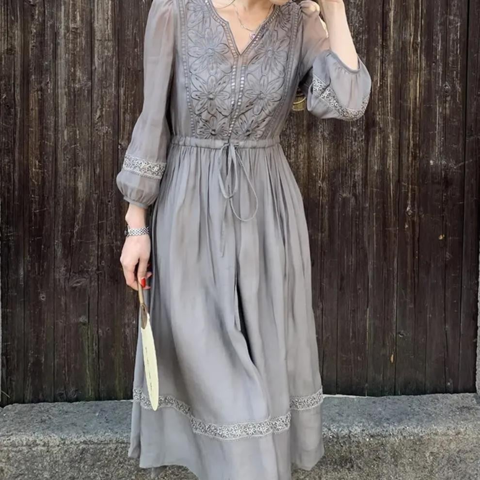 Broderet sommerkjole med lantternærmer og midlang nederdel
