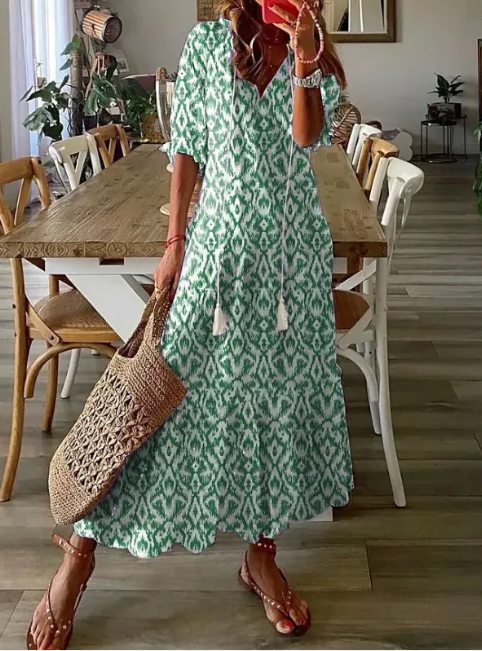 Damekjole i Boho-stil med V-udskæring, print, kvaster og mellemlange ærmer